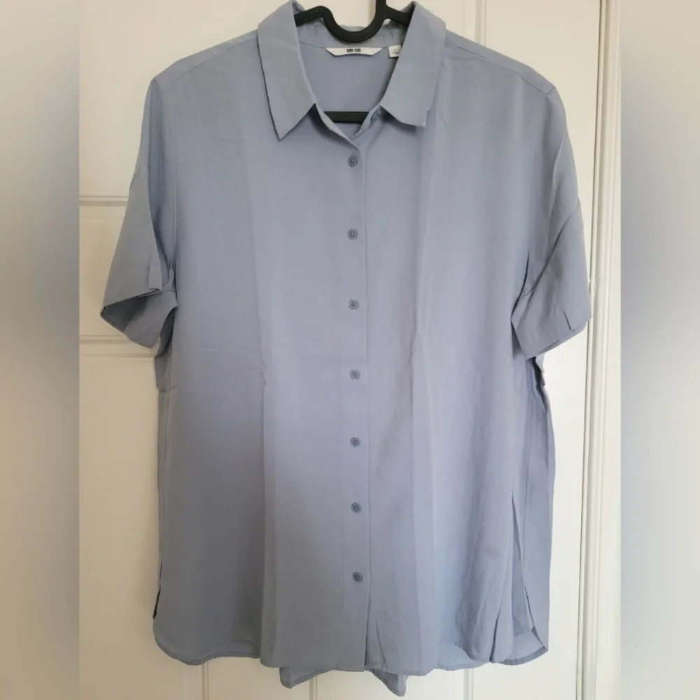 UNIQLO Women's Rayon Short Sleeve Blouse (Light Blue) - Picture 3 of 5